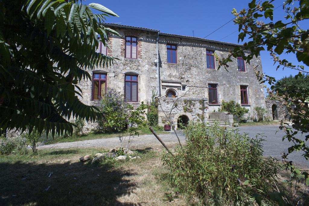 Logis De Riparfonds Bed & Breakfast Bressuire Luaran gambar